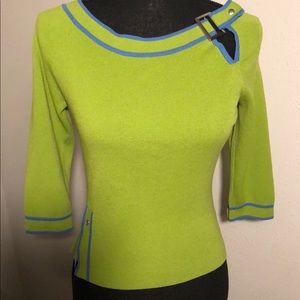Que lime green sweater! Women’s SZ S